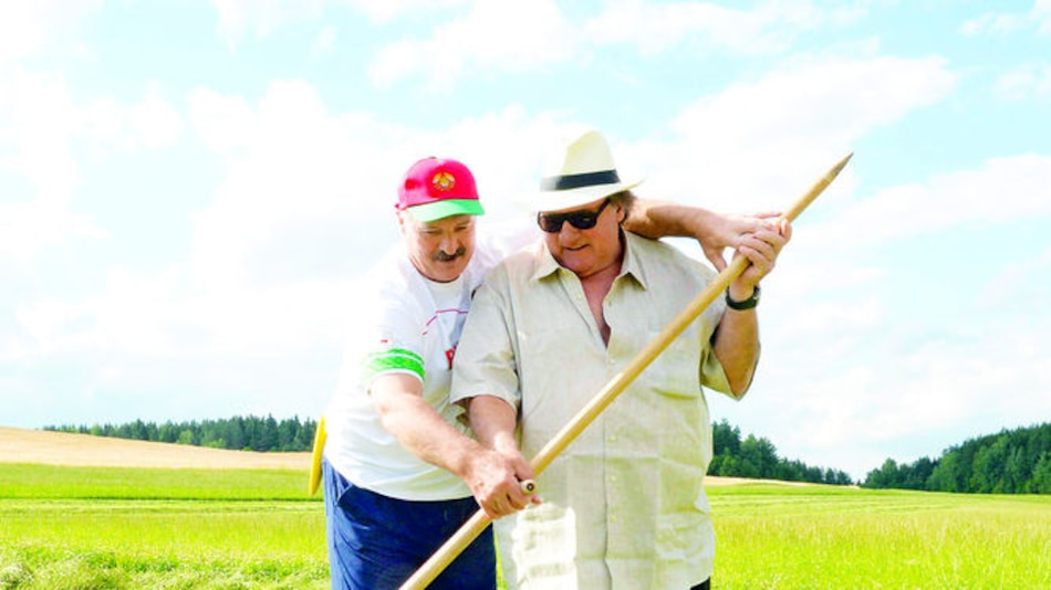 Gérard Depardieu aprende a segar heno a mano