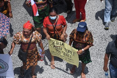 Nueva jornada de manifestaciones y cierres en varios puntos del país; docentes se concentran en la Contraloría