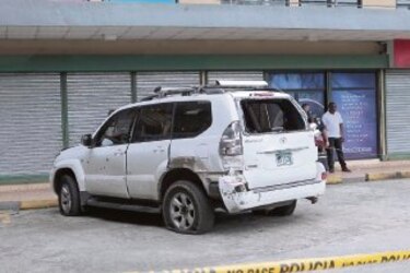 Policías convierten en pesadilla paseo familiar