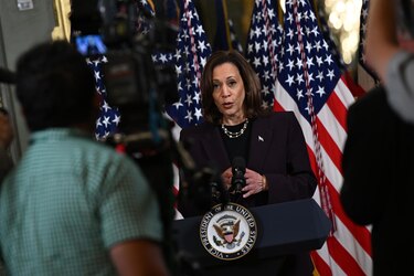 Harris critica a Trump por insinuar que pondrá fin a las elecciones si regresa al poder