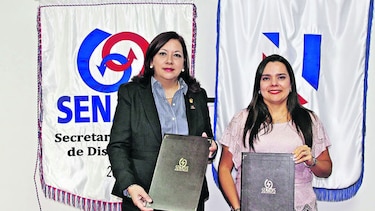 Senadis y la Universidad del Istmo firman convenio