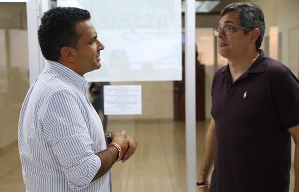 El precandidato independiente, Ricardo Lombana (Izq.), acudió esta tarde a la sede del Tribunal Electoral par