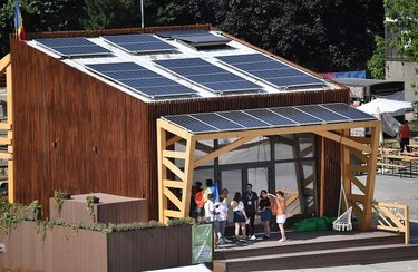 Una colonia efímera de casas ecológicas en el campo de Hungría