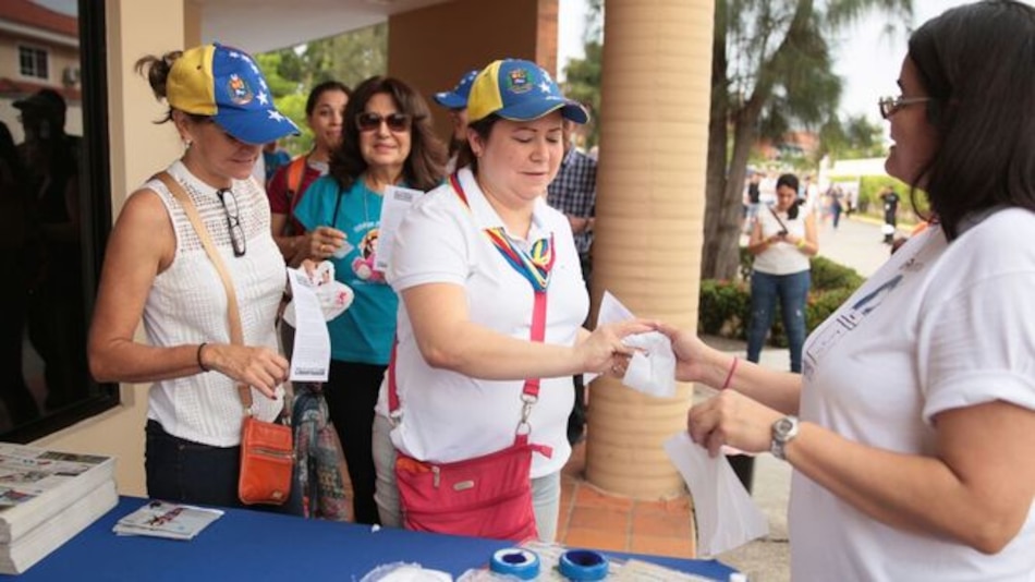Masiva asistencia de venezolanos residentes en Panamá a consulta popular