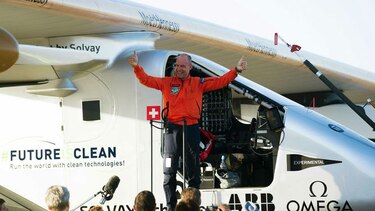 El avión solar aterriza en España tras cruzar el Atlántico