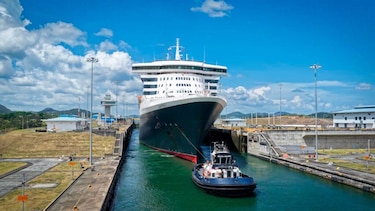Queen Mary 2 realiza su primer tránsito por las esclusas neopanamax del Canal de Panamá