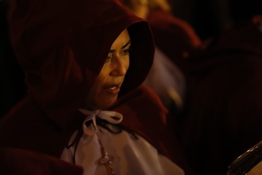 Docenas de fieles participan en la procesión de la Hermandad de la Santa Cena en el Casco Antiguo