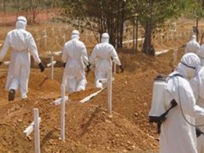 Médicos cubanos que enfrentaron epidemia de ébola regresan a Cuba