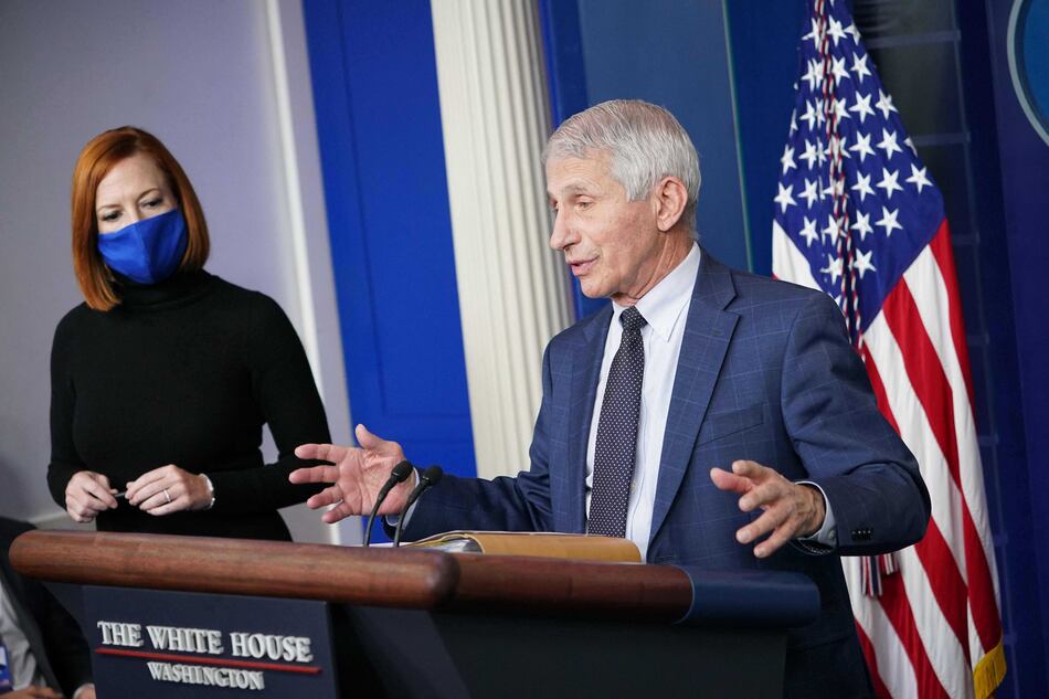 Fauci: prohibición de los viajes por Ómicron en Estados Unidos es ‘temporal’