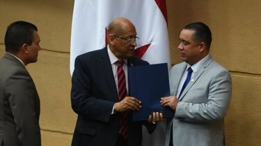 Ministro Alexander presenta dos proyectos de ley ante la Asamblea
