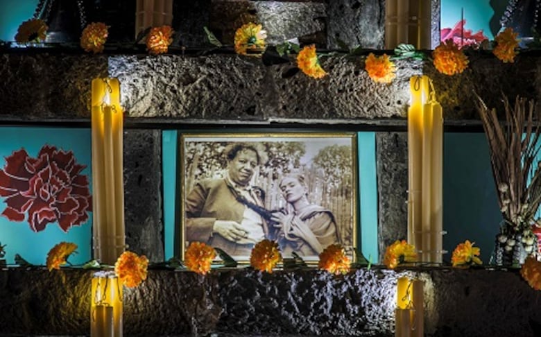 Diseñador Jean Paul Gaultier colabora en tradicional ofrenda del Día de los Muertos