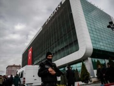 Inquietud por la libertad de prensa en Turquía tras allanamiento de diario crítico