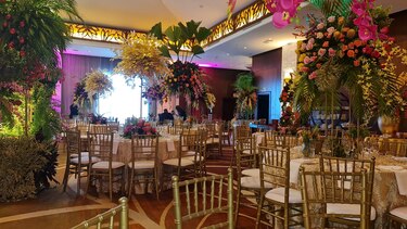 En medio de una decoración que rinde homenaje a sus raíces se casan Kayra Harding y Anthony Bart-Appiah