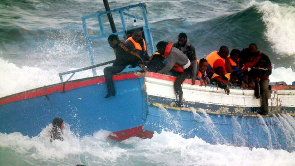 Dos pilotos franceses usan su propio avión para ayudar a los migrantes