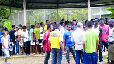 Varela anuncia que se construirá albergue para atender a migrantes