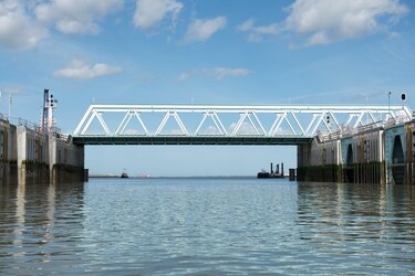Países Bajos y Bélgica inauguran la megaesclusa Terneuzen, comparable a las del Canal de Panamá