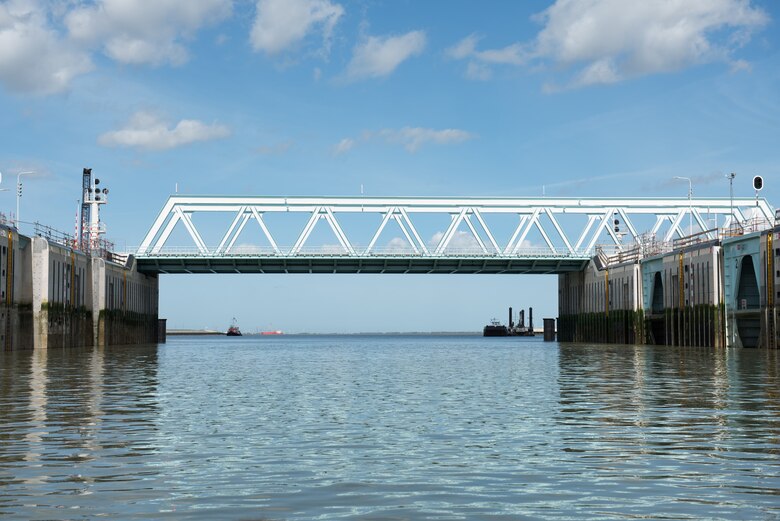 Países Bajos y Bélgica inauguran la megaesclusa Terneuzen, comparable a las del Canal de Panamá