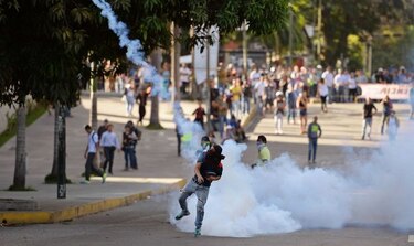 Nuevo bloqueo de calles contra Maduro deja un muerto en Venezuela