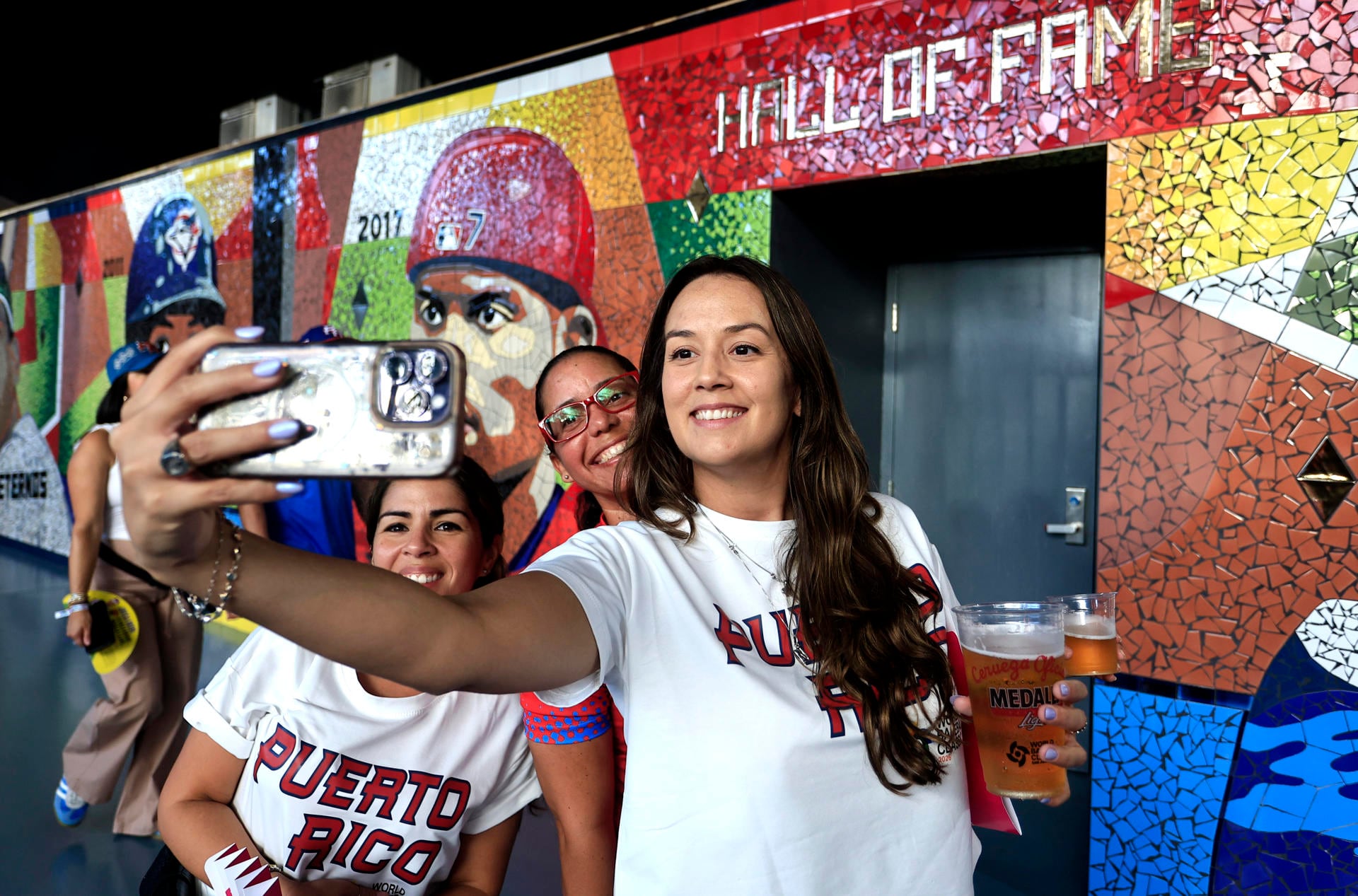 Aficionadas de Puerto Rico se toman una fotografía en el estadio Hiram Bithorn, durante el primer día del Clásico Mundial de béisbol, en San Juan (Puerto Rico). EFE/Thais Llorca