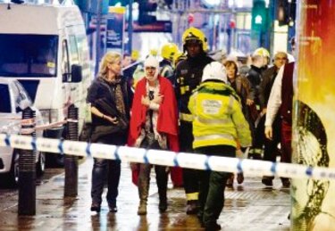 Se desploma techo de teatro en Londres