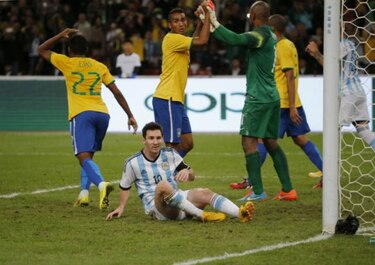 Diego Tardelli le da triunfo a Brasil sobre Argentina; Messi falla un penalti