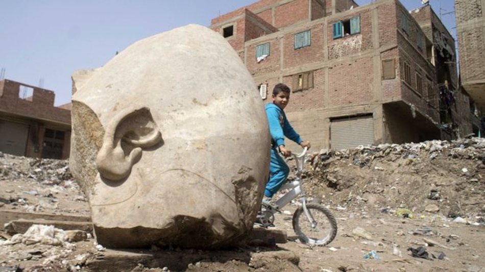 Descubren gran estatua antigua en barrio de El Cairo