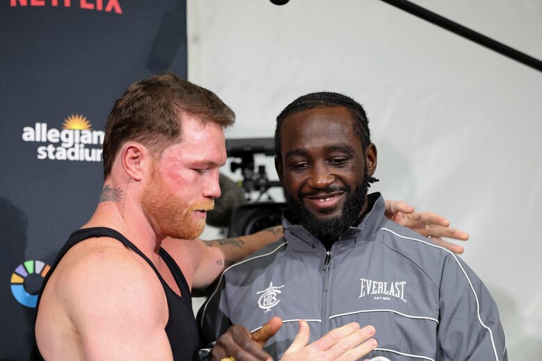 Crawford derrota al ‘Canelo’ Álvarez por decisión unánime y le arrebata sus títulos mundiales