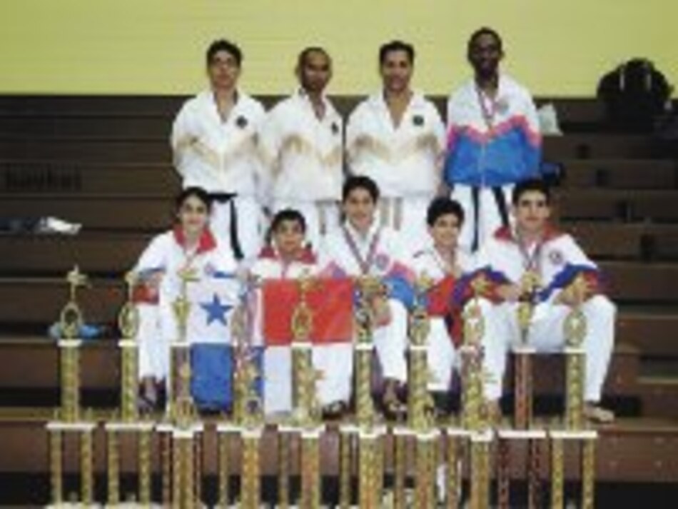 Panamá se baña de oro en mundial de karate