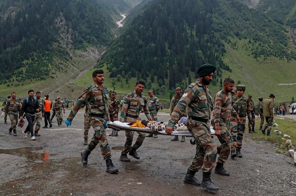 Al menos 16 personas mueren tras las inundaciones en una cueva sagrada en Cachemira