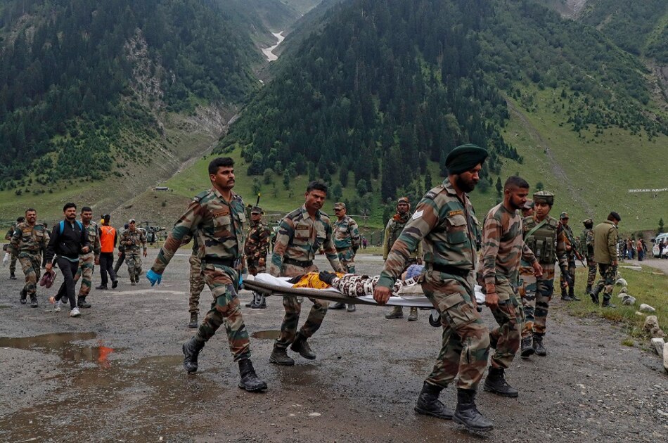 Al menos 16 personas mueren tras las inundaciones en una cueva sagrada en Cachemira