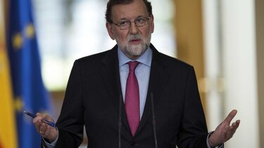 Rajoy ve 'absurdo' que Puigdemont quiera gobernar Cataluña desde el extranjero