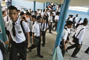 Padres de familia dejan plantados a educadores