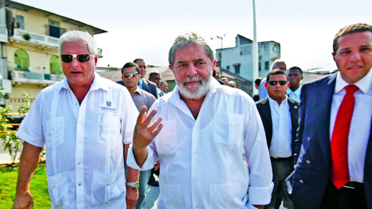 En mayo de 2011, el expresidente Lula (centro) inauguró, junto a Martinelli, la segunda fase de la cinta costera, construida por Odebrecht. A su lado, André Rabello, de Odebrecht Panamá.