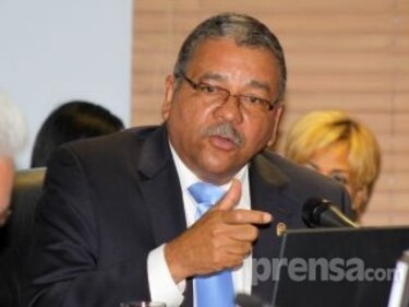 Muñoz suspende misiones oficiales de los diputados en el exterior