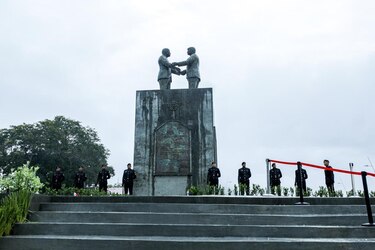 Develan monumento en honor a los Tratados Torrijos-Carter