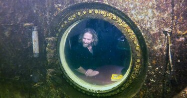 Un profesor bate un récord mundial al vivir 74 días en un refugio submarino