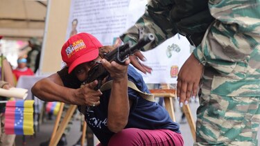 ‘Si tengo que dejar mi vida luchando, la dejo’: el entrenamiento a civiles que hace el gobierno de Venezuela