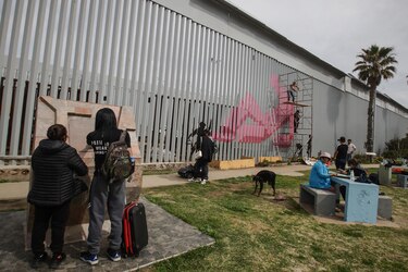 Artistas en México pintan nuevo muro fronterizo de Estados Unidos en forma de protesta