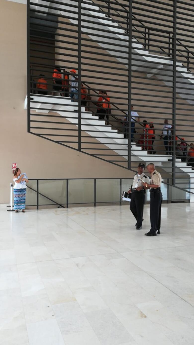 Miembros de PAIS intentan ingresar a despacho de magistrado del TE