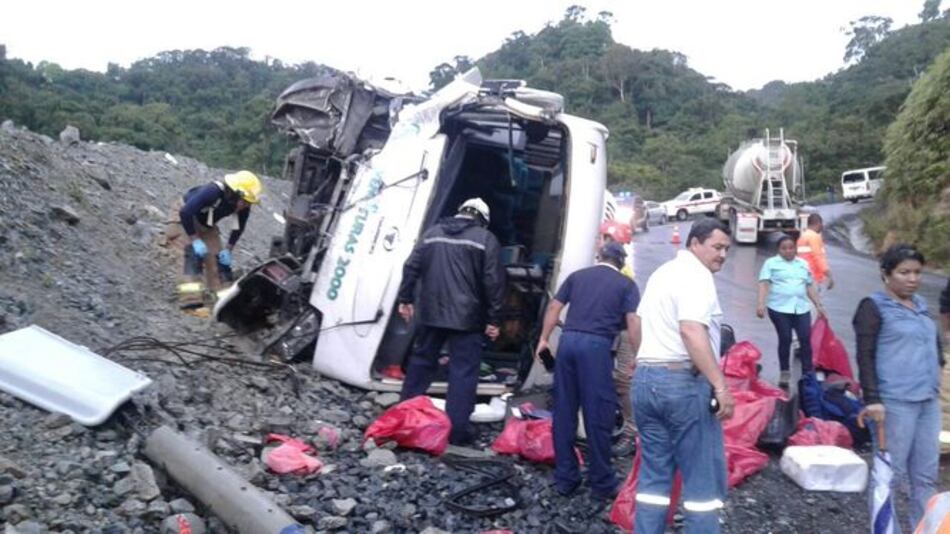 Varios heridos tras volcarse un bus en Coclesito