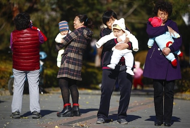 Una ciudad china recurre a incentivos económicos para fomentar matrimonios y natalidad