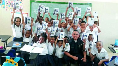 Instruyen a niños en seguridad personal