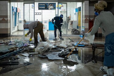Crisis en Sudáfrica: al menos 117 muertos y se registran saqueos en el cuarto día de violencia
