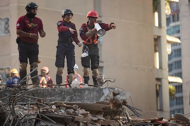 Suben a 1,430 los muertos en Venezuela y llega maquinaria con esperanza de salvar vidas