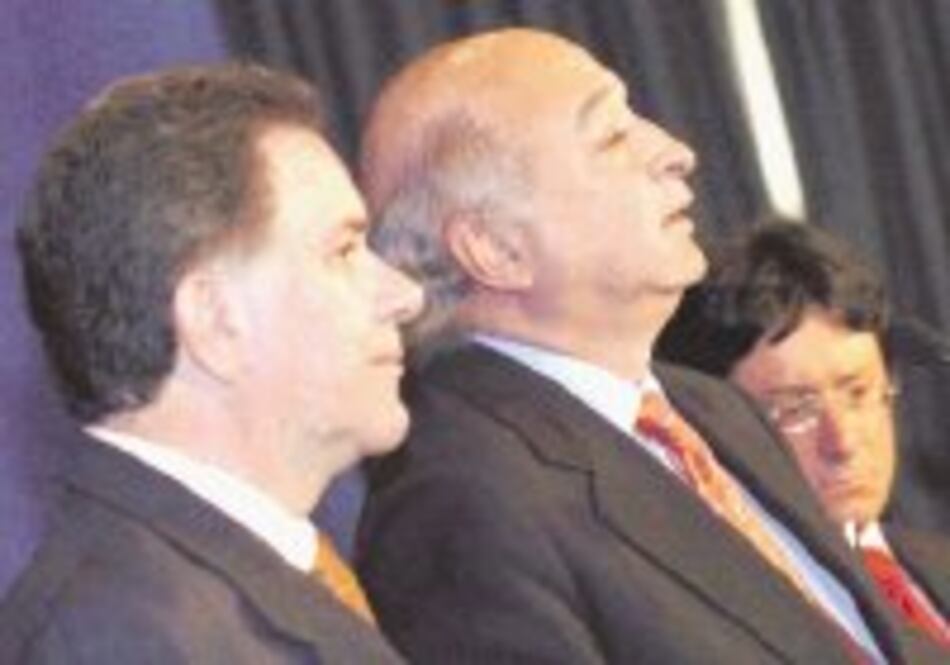 Uribe conjura crisis en su gobierno