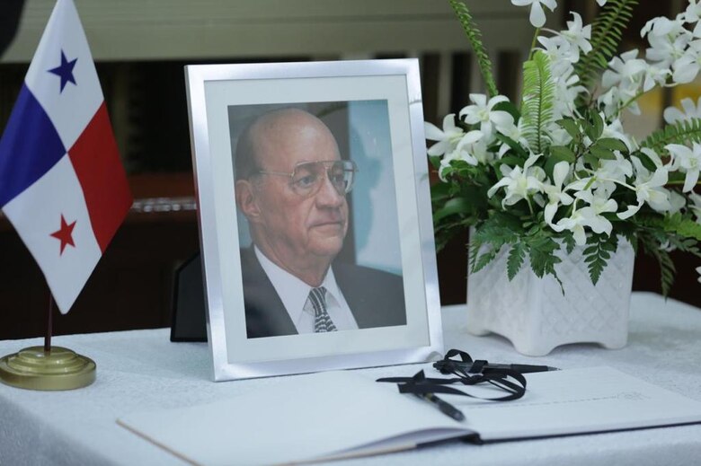 Gobierno Nacional rinde honores de Estado al exvicepresidente Altamirano Duque durante sus exequias