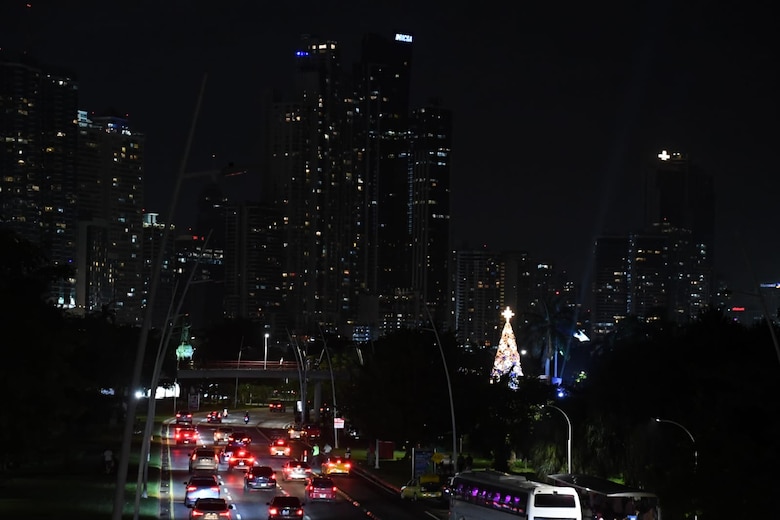 El árbol navideño de la ciudad de Panamá brilla en la cinta costera