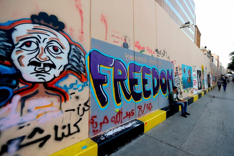 Los coloridos y variados grafitis de la rebelión en Beirut