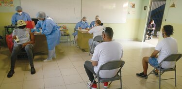 FDA planea aprobar totalmente la vacuna de Pfizer/BioNTech  