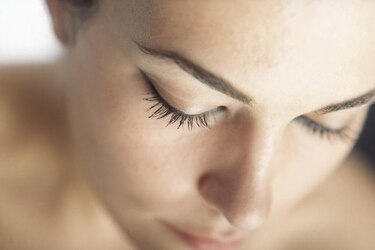 La moda en Italia es el trasplante de pestañas y cejas